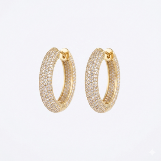 Argola oval chunky pavê zircônia ouro CP Imports editorial